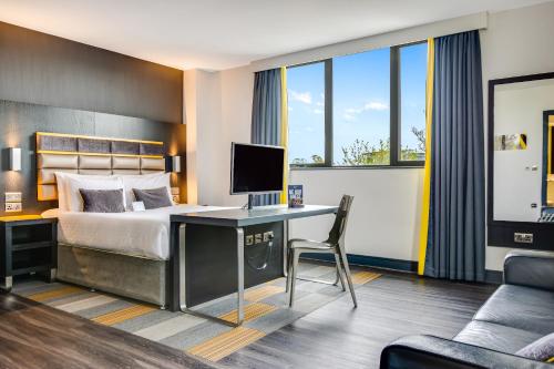 诺丁汉诺丁汉市客房安眠公寓式酒店的酒店客房配有一张床和一张带电脑的书桌