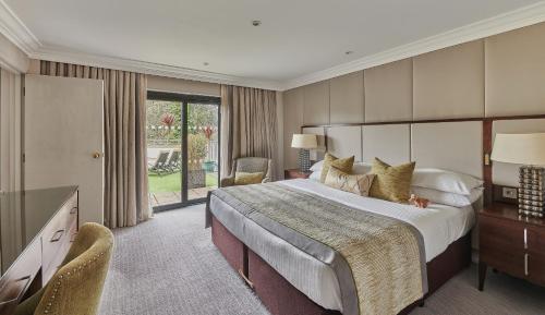 圣彼得港世界圣皮埃尔公园酒店&高尔夫球场的酒店客房设有一张大床和一台电视。