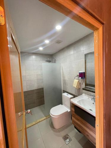 阿杰隆ببالز Ajloun عش وسط الطبيعة - ِAjloun Bubbles Live amid nature的一间带卫生间和水槽的浴室