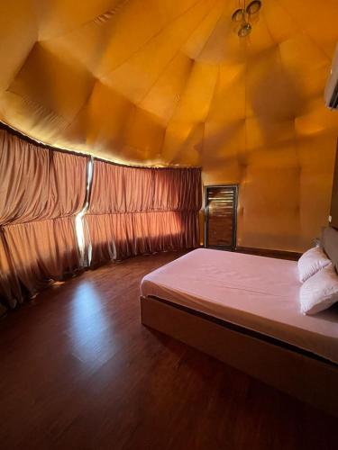 阿杰隆ببالز Ajloun عش وسط الطبيعة - ِAjloun Bubbles Live amid nature的一间带一张床铺的卧室,位于带天花板的房间内