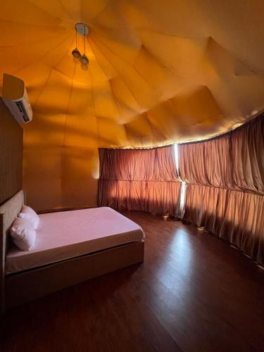 阿杰隆ببالز Ajloun عش وسط الطبيعة - ِAjloun Bubbles Live amid nature的帐篷内的一个床位房间