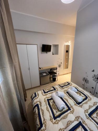 普拉亚·阿马勒B&B Villa degli Angeli的一间卧室配有一张带两个枕头的床