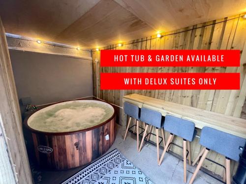 布莱克浦Osborne luxury hot tub and jacuzzi suites的热水浴池和仅带djahuinis的花园