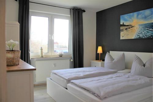 KirchdorfBrandt的卧室配有白色的床和窗户。