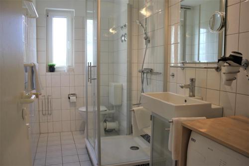KirchdorfBrandt的一间带水槽、淋浴和卫生间的浴室