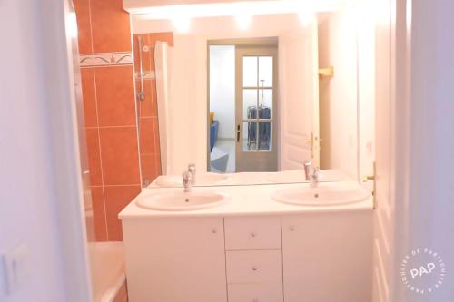 圣朱利安恩因Superbe appartement T2 de 50m2 près de Genève à Saint Julien en Genevois idéal pour couple avec 2 enfants jusqu'à 18 ans的浴室设有2个水槽和镜子