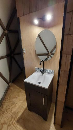 卡斯特鲁Glamping Domo Pullao的一间带水槽和镜子的浴室