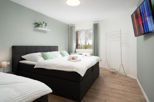 萨尔斯塔特Aparte - Washer & Dryer - Kitchen & Parking - Smart-TV的一间卧室设有两张床和窗户。