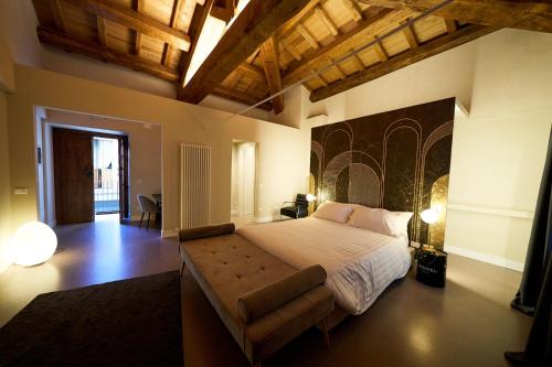 拉奎拉Ginevra Boutique Rooms - Palazzo Leosini - Residenze D'Epoca的一间大卧室,配有一张大床和一张沙发