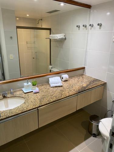 萨尔瓦多Apart Hotel em Ondina的一间带水槽和镜子的浴室