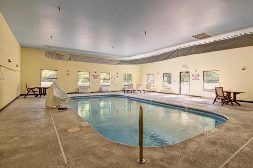 ObetzHoliday Inn Express Columbus South - Obetz, an IHG Hotel的大房间的一个大型游泳池