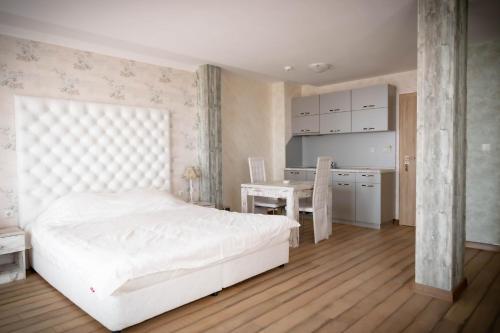 阿赫洛伊семеен хотел Прованс Ахелой的卧室配有白色的床和书桌