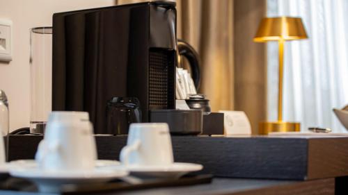 新武尔姆斯托夫Delphi Hotel & Restaurant的一张桌子,配有电视和桌子上的杯子