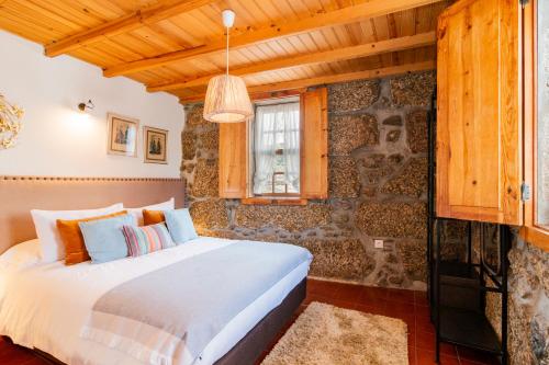 奥利维拉多霍斯比托卡萨波克度假屋的一间卧室,卧室内配有一张大床