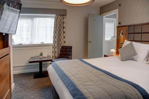B/W Plus Lancashire Manor Hotel客房内的一张或多张床位