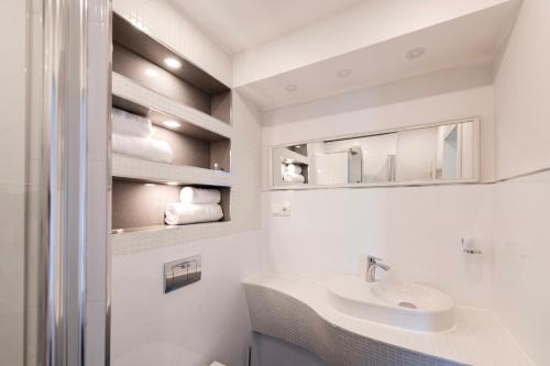 尼德根Tor Hotel的白色的浴室设有水槽和镜子