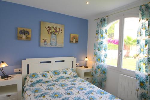 迈阿密普拉特亚ARENDA Pino Alto Villa Gallo的蓝色的卧室设有床和窗户