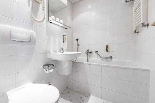 布尔诺OREA Hotel Voro Brno的白色的浴室设有卫生间和水槽。