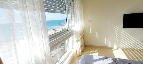 巴特亚姆Sweet Honeymoon Apartment Tel Aviv Bat Yam 611的客房设有海景大窗户。