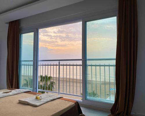 ErdemliAngel Beach Hotel Kızkalesi Mersin的卧室设有海景大窗户