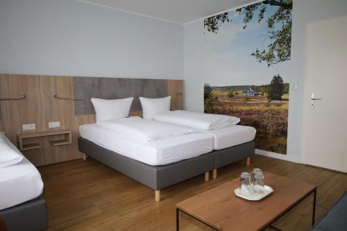 索尔陶博梅帕克酒店的一间卧室配有两张床和一张桌子