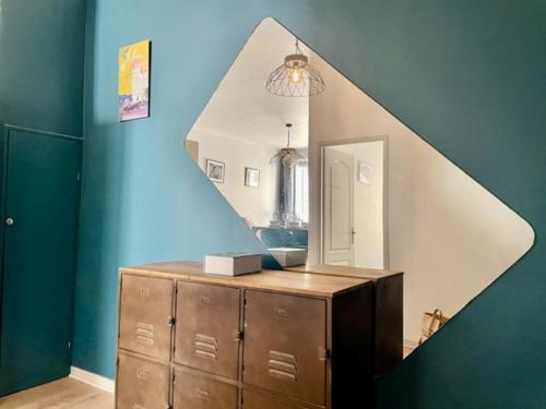尼斯Un havre de paix et de calme en plein centre de Massena的浴室设有镜子和带楼梯的梳妆台