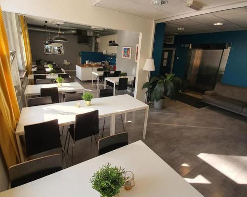 斯德哥尔摩Metro Apart Hotel的一间用餐室,内设桌椅
