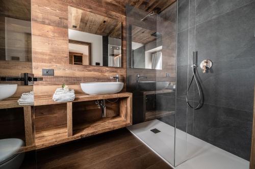 摩德纳迪-坎皮格里奥ALPINE DAYS Mountain Home的一间带两个盥洗盆和淋浴的浴室