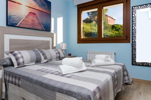 索佩拉纳bluehousesopela的一间卧室配有一张带两个枕头的床