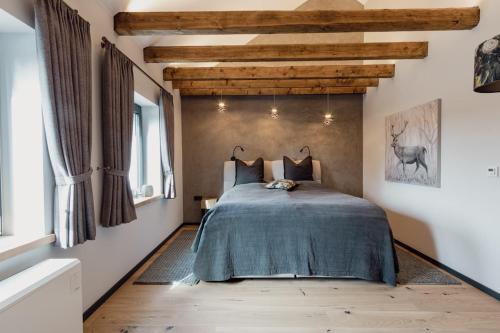 温特贝格Asten-Chalets的一间带一张床的卧室,位于带木制天花板的房间内