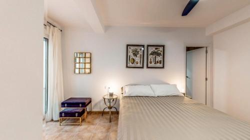 阿利坎特HoliSPlace- lovely apartment in downtown Alicante的白色的卧室设有床和窗户