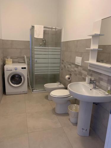 梅莱尼亚诺CASA 8 GIUGNO的浴室配有卫生间水槽和洗衣机。