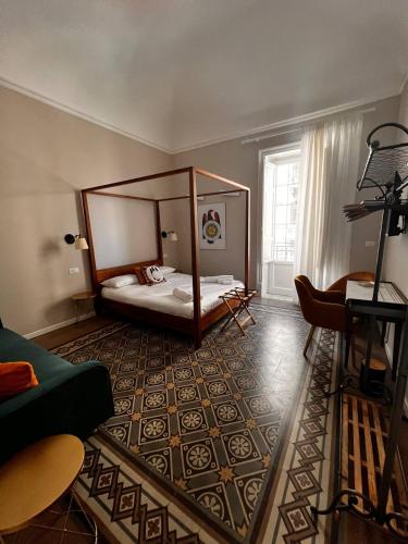 巴勒莫B&B TIVÌTTI的一间卧室,卧室内配有一张天蓬床