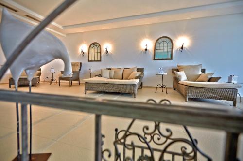 韦斯特兰美丽华酒店的带沙发和桌子的大型客厅