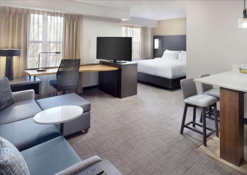莫里斯维尔罗利-达勒姆机场/莫里斯维尔万豪酒店的酒店客房设有床和客厅。