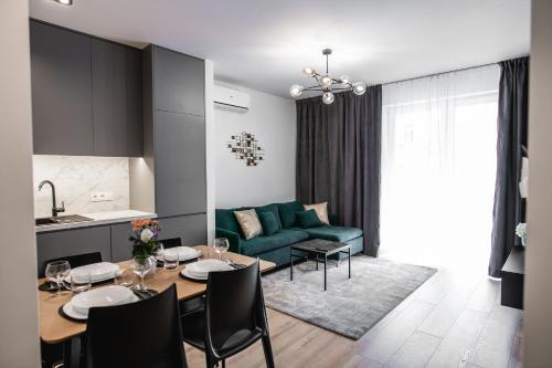 卢布林MKM Apartments Lublin的客厅配有桌子和绿色沙发