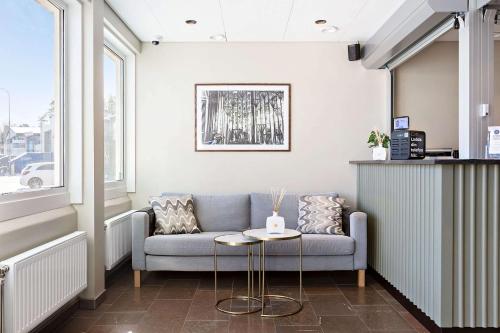 斯德哥尔摩Sure Hotel Studio by Best Western Bromma的客厅配有沙发和桌子