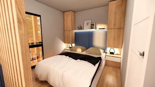 克查赫Chalets & Glamping Nassfeld by ALPS RESORTS的一间卧室设有一张床和一个窗口