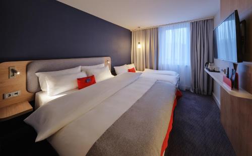 柏林柏灵城中心假日酒店的一张大白色的床,位于酒店客房内