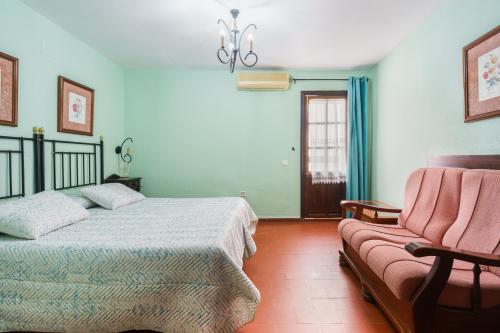 阿尔科斯-德拉弗龙特拉Hotel Marqués de Torresoto by Vivere Stays的一间卧室配有一张床和一张沙发
