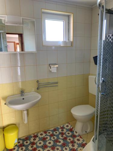 波利亚纳克诺威拉公寓的一间带水槽和卫生间的浴室以及窗户。