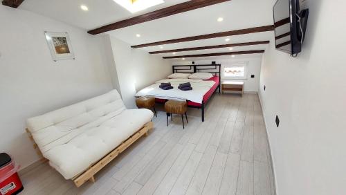 皮兰Piranum Guesthouse with terrace的一间卧室配有一张床和一张沙发
