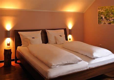 灵斯海姆Self CheckIn Hotel Heckenrose Lorin的一间卧室配有带白色枕头和2盏灯的床。