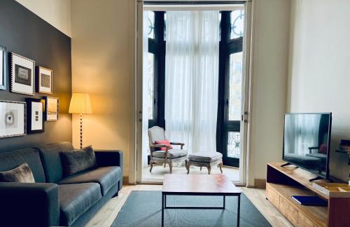 巴塞罗那64号公寓的带沙发和电视的客厅