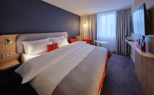 多特蒙德多特蒙德快捷假日酒店的一张大白色的床,位于酒店客房内