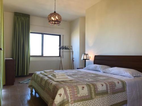 4 bedrooms house with city view balcony and wifi at Amman客房内的一张或多张床位