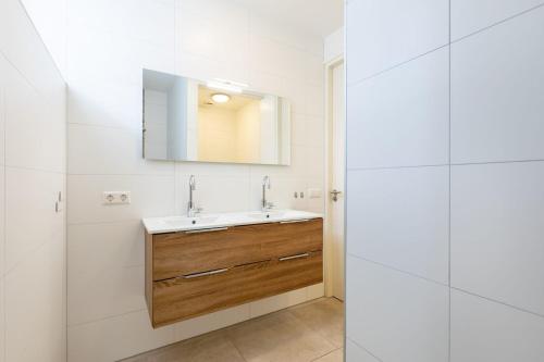 法尔肯堡Group accommodation的一间带水槽和镜子的浴室
