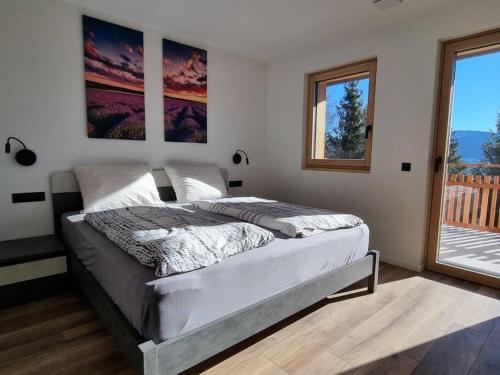 维兰德罗Alone in Chalet with view on Dolomites的一间带床的卧室,位于带窗户的房间内