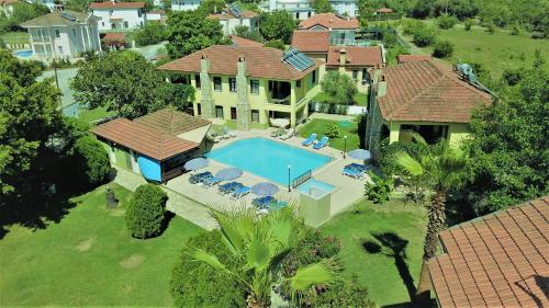 达利安Summer Life Villa Apart的享有带游泳池的房屋的空中景致