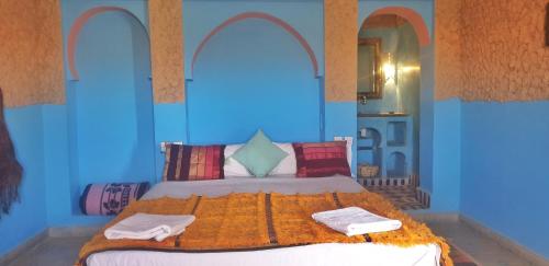 梅尔祖卡梅尔祖加卡斯巴阿扎来酒店的一间卧室配有一张床,上面有两条毛巾